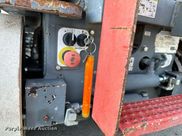 image for item DX3651 2013 Skyjack SJIH 3226 scissor lift