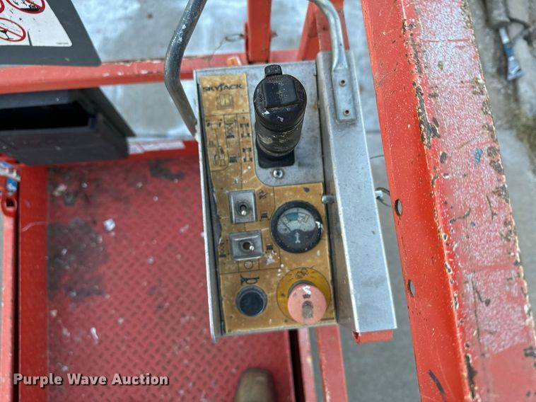 image for item DX3651 2013 Skyjack SJIH 3226 scissor lift