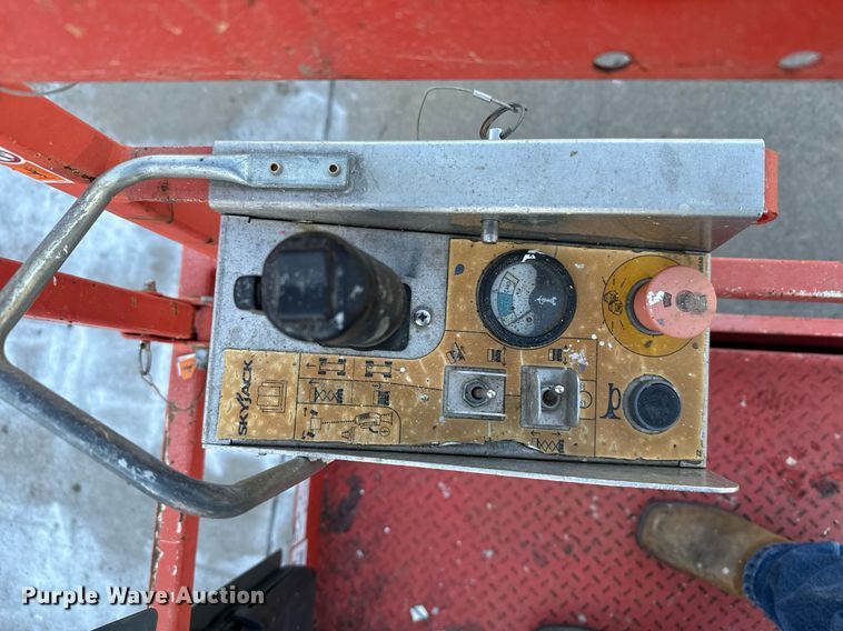 image for item DX3651 2013 Skyjack SJIH 3226 scissor lift