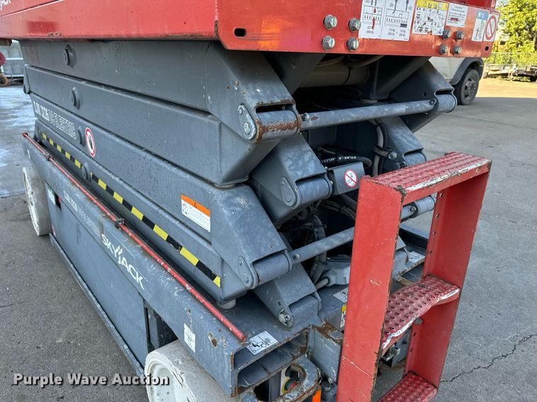 image for item DX3651 2013 Skyjack SJIH 3226 scissor lift