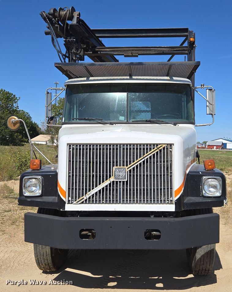 image for item EE7792 1997 Volvo WG Series  flatbed truck