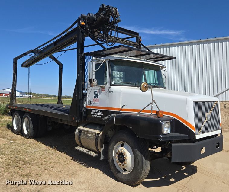 image for item EE7792 1997 Volvo WG Series  flatbed truck