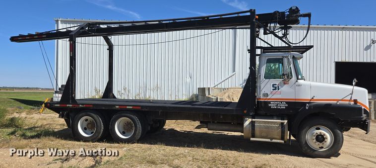 image for item EE7792 1997 Volvo WG Series  flatbed truck