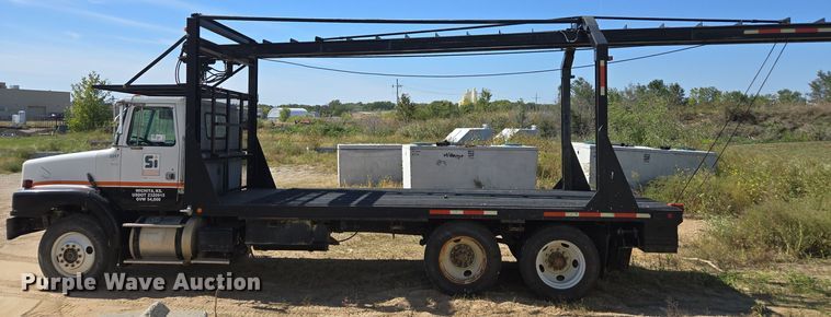 image for item EE7792 1997 Volvo WG Series  flatbed truck