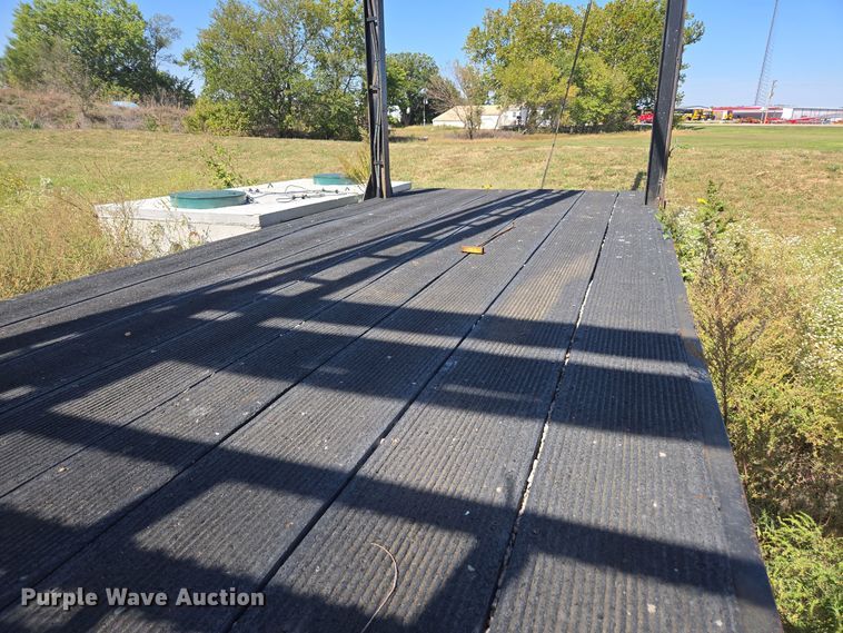 image for item EE7792 1997 Volvo WG Series  flatbed truck