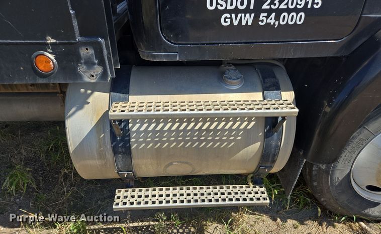 image for item EE7792 1997 Volvo WG Series  flatbed truck