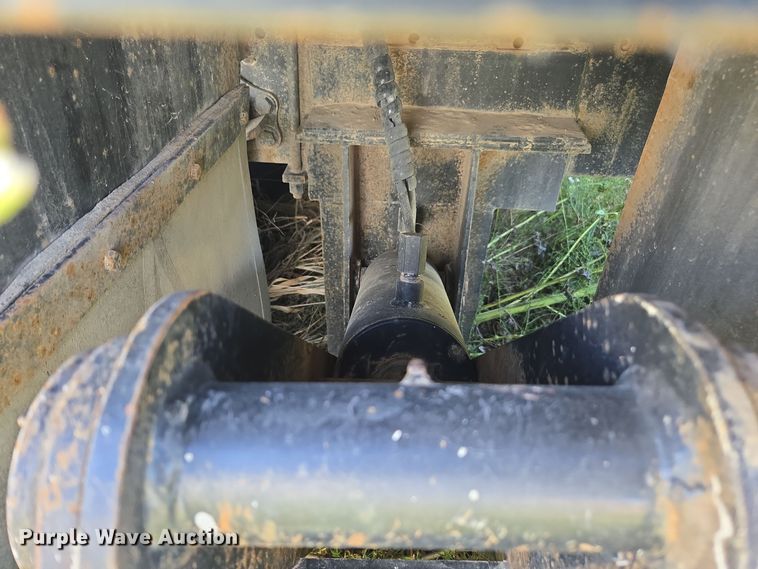 image for item EE7792 1997 Volvo WG Series  flatbed truck