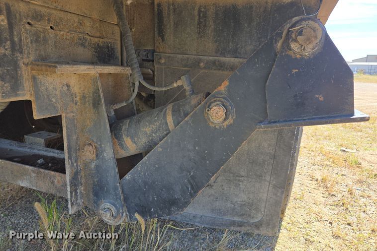 image for item EE7792 1997 Volvo WG Series  flatbed truck