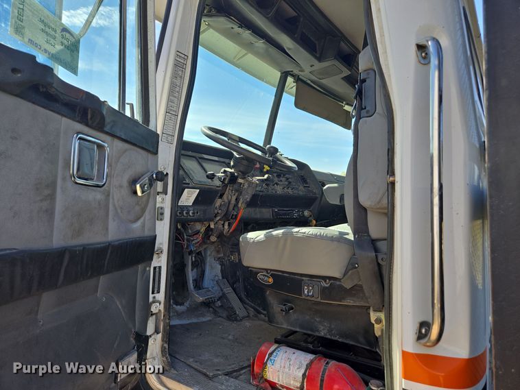 image for item EE7792 1997 Volvo WG Series  flatbed truck