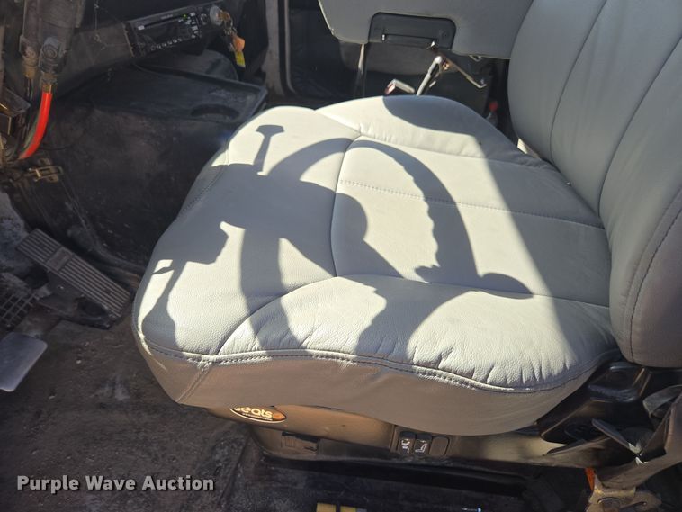 image for item EE7792 1997 Volvo WG Series  flatbed truck