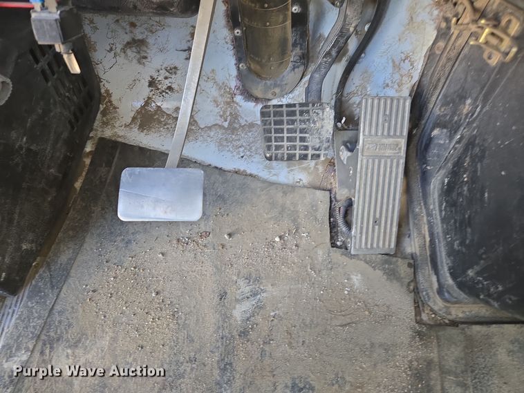 image for item EE7792 1997 Volvo WG Series  flatbed truck