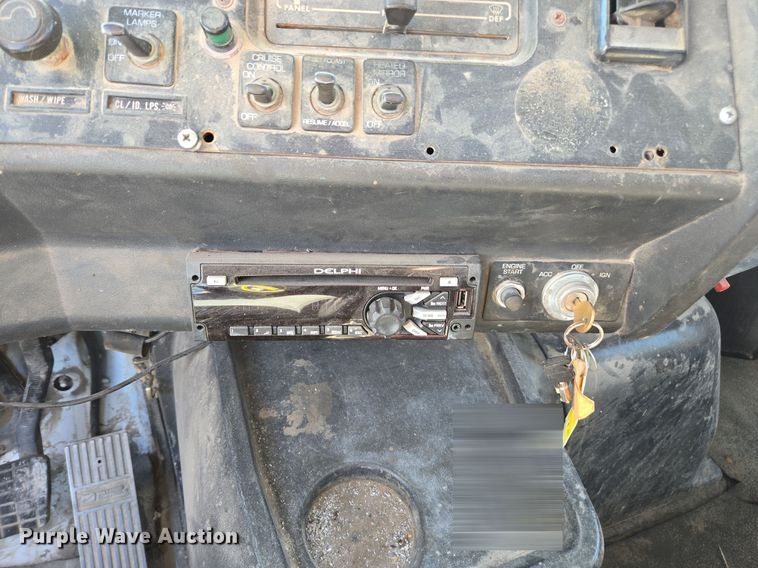 image for item EE7792 1997 Volvo WG Series  flatbed truck