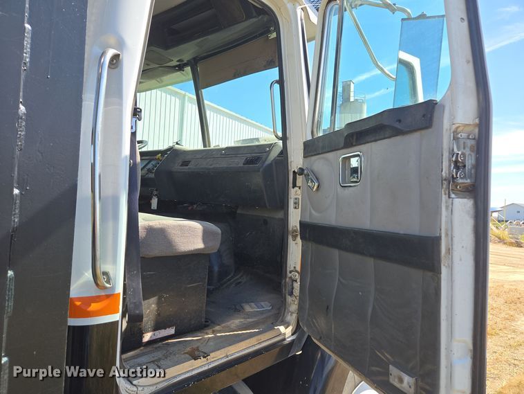 image for item EE7792 1997 Volvo WG Series  flatbed truck