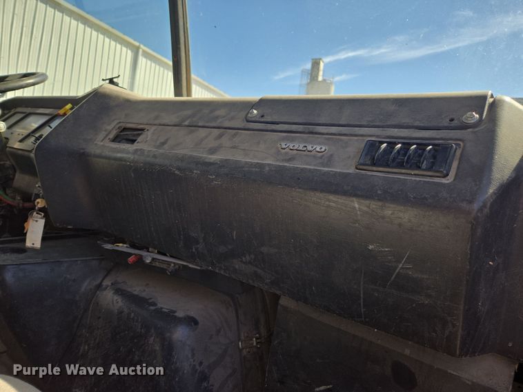 image for item EE7792 1997 Volvo WG Series  flatbed truck