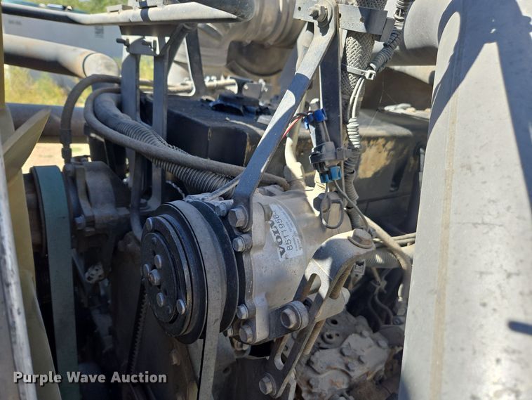 image for item EE7792 1997 Volvo WG Series  flatbed truck