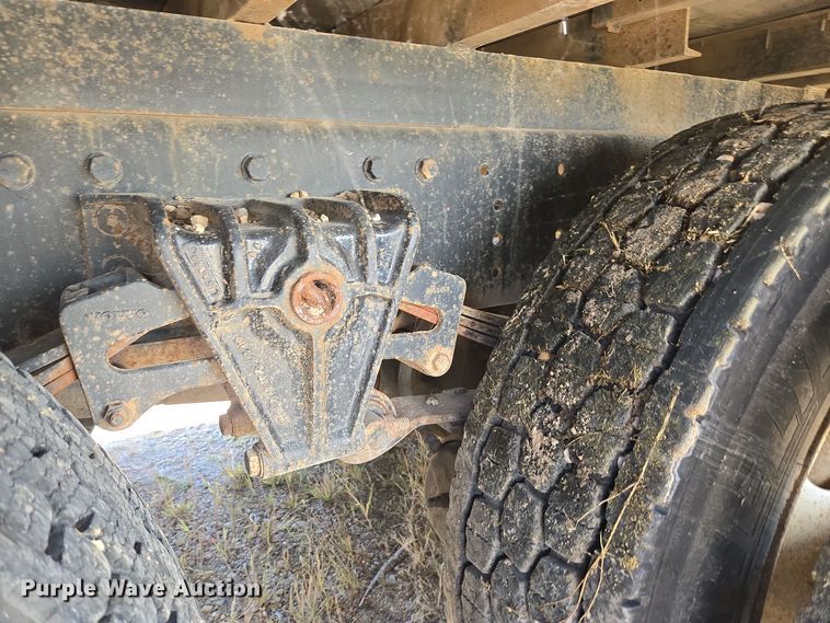 image for item EE7792 1997 Volvo WG Series  flatbed truck