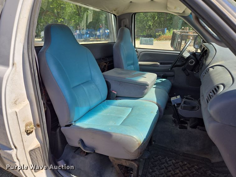 image for item EE8553 2001 Dodge Ram 2500 pickup truck