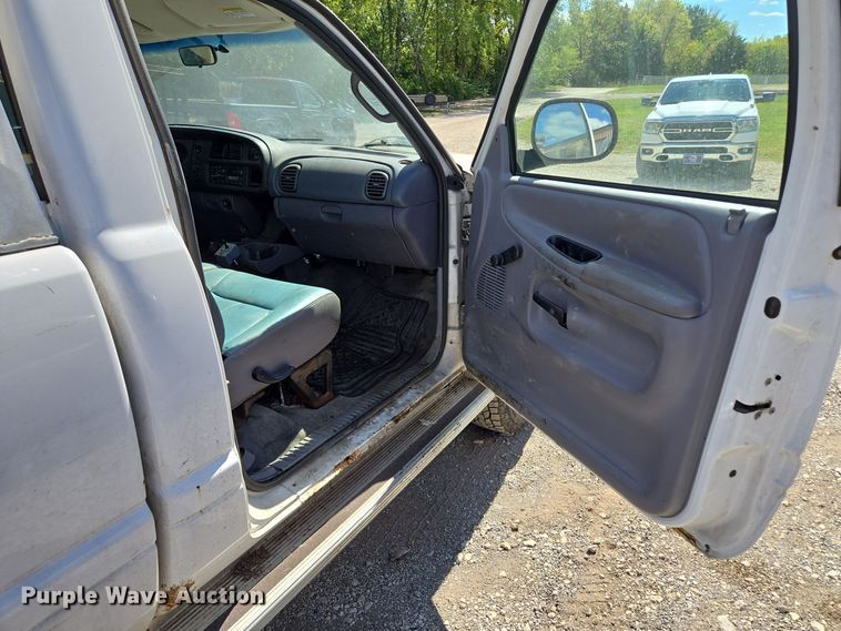 image for item EE8553 2001 Dodge Ram 2500 pickup truck