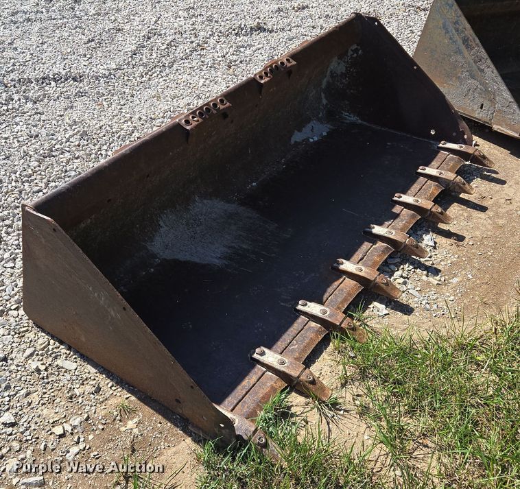 image for item EE8569 skid steer bucket