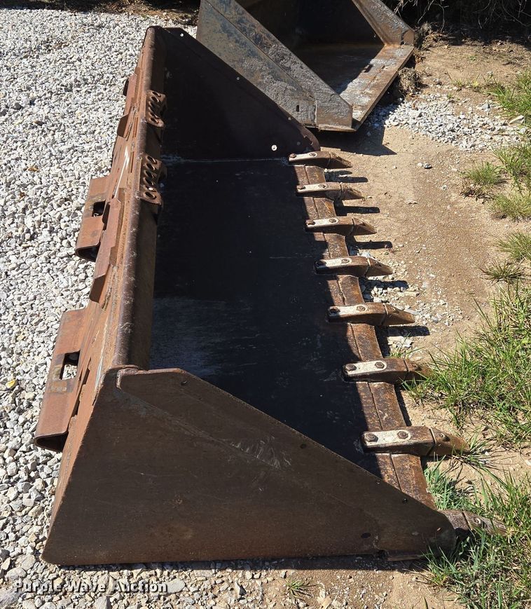 image for item EE8569 skid steer bucket