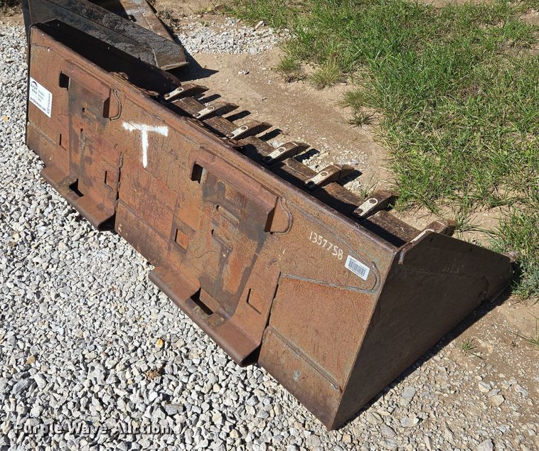 image for item EE8569 skid steer bucket