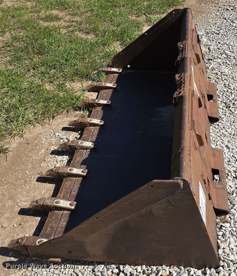 image for item EE8569 skid steer bucket