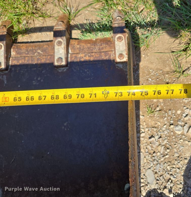 image for item EE8569 skid steer bucket