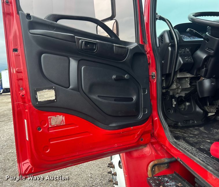 image for item EG0680 2009 Hino 268 box truck