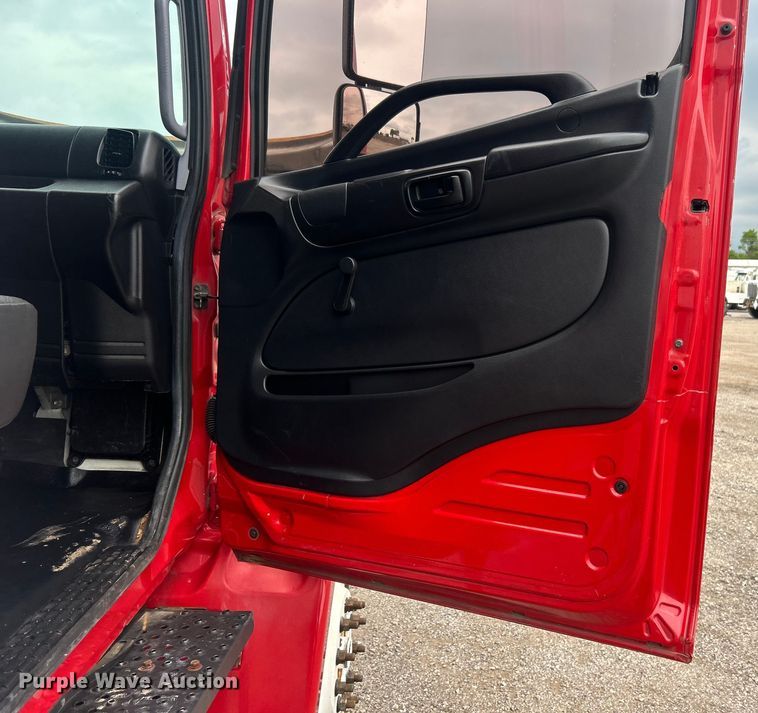 image for item EG0680 2009 Hino 268 box truck