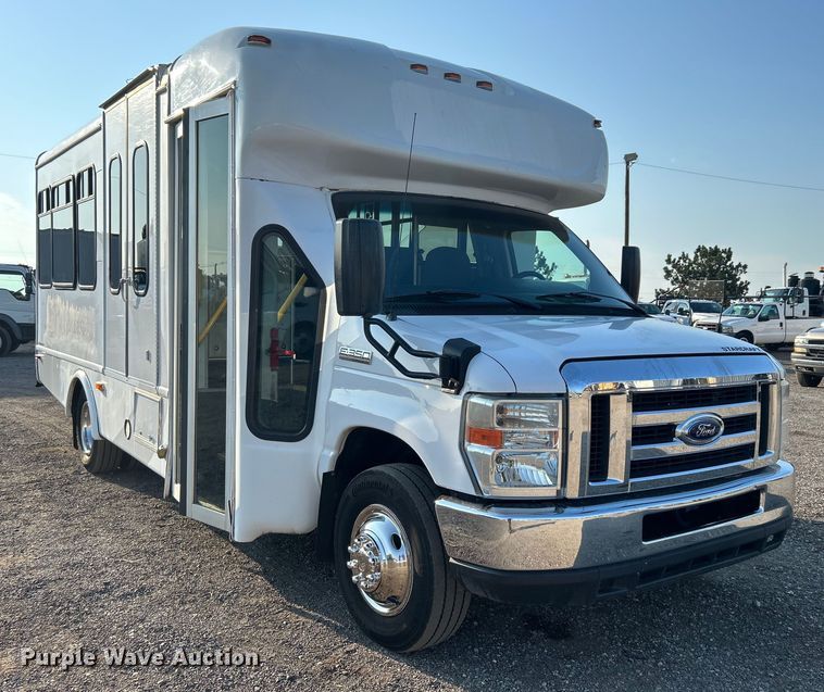 image for item EG0813 2017 Ford E350 Super Duty  shuttle bus