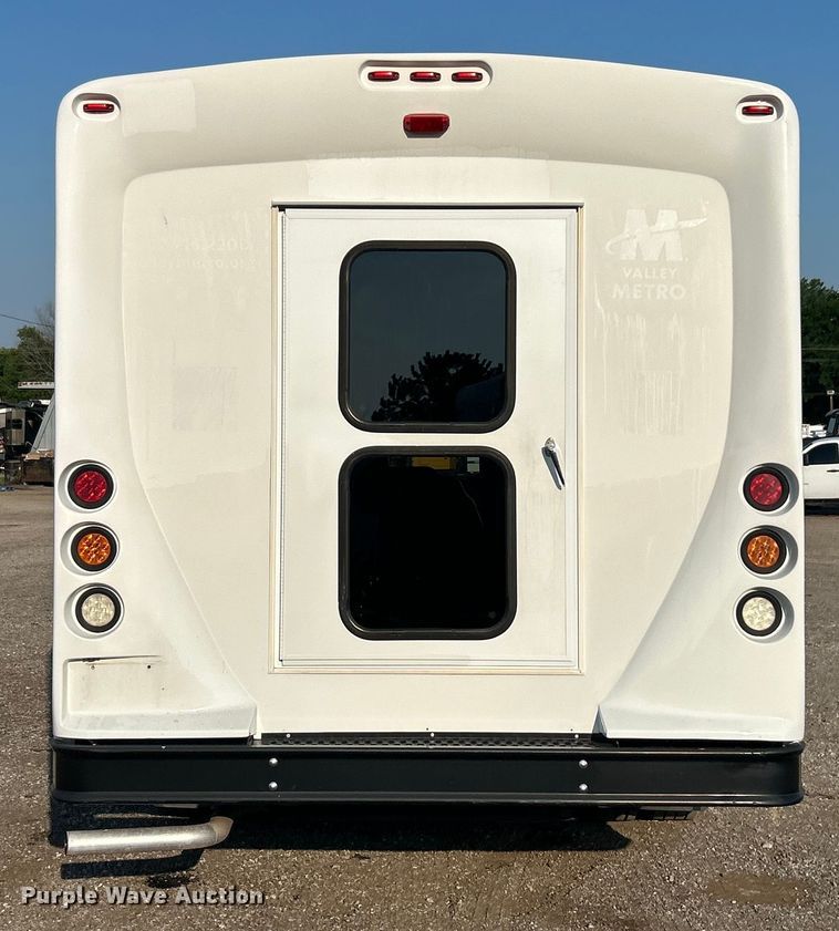 image for item EG0813 2017 Ford E350 Super Duty  shuttle bus