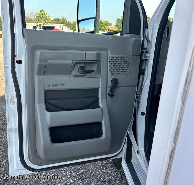 image for item EG0813 2017 Ford E350 Super Duty  shuttle bus