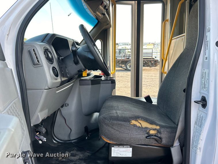 image for item EG0813 2017 Ford E350 Super Duty  shuttle bus