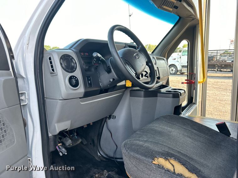 image for item EG0813 2017 Ford E350 Super Duty  shuttle bus