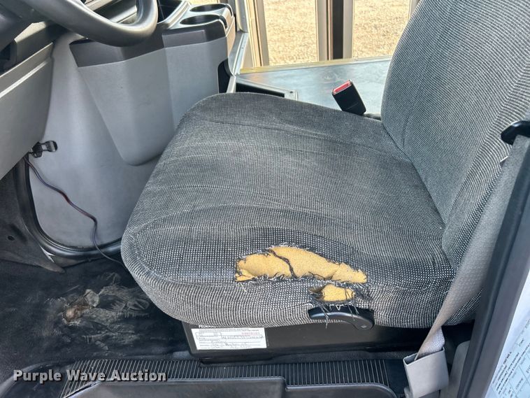 image for item EG0813 2017 Ford E350 Super Duty  shuttle bus