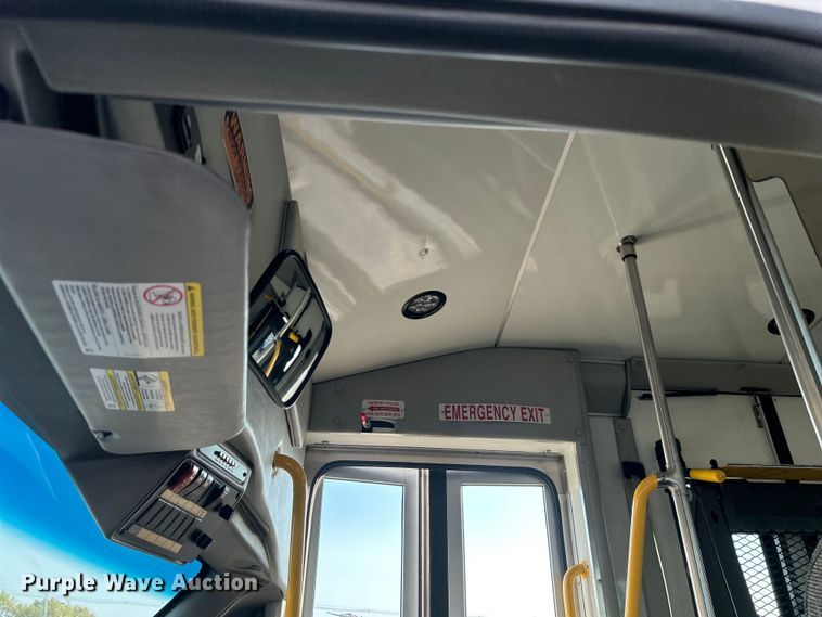 image for item EG0813 2017 Ford E350 Super Duty  shuttle bus