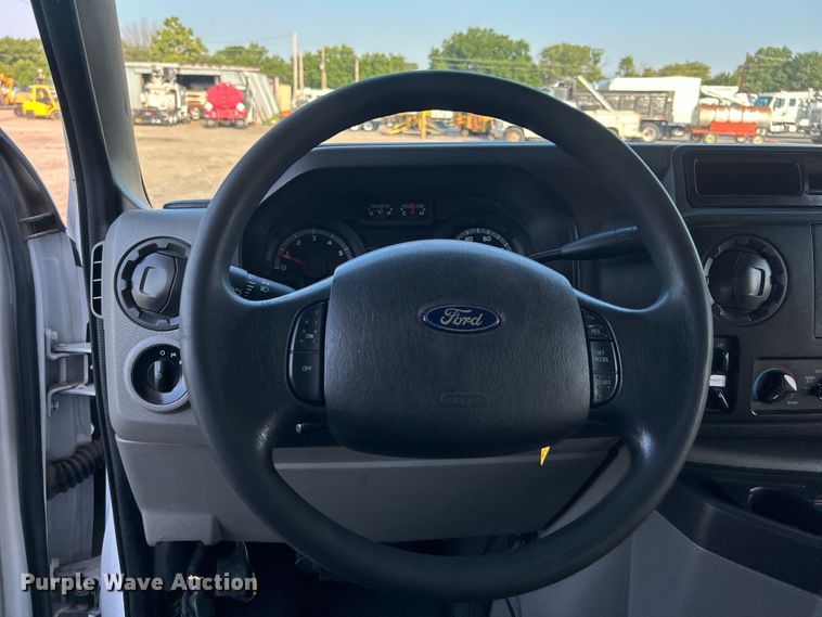 image for item EG0813 2017 Ford E350 Super Duty  shuttle bus