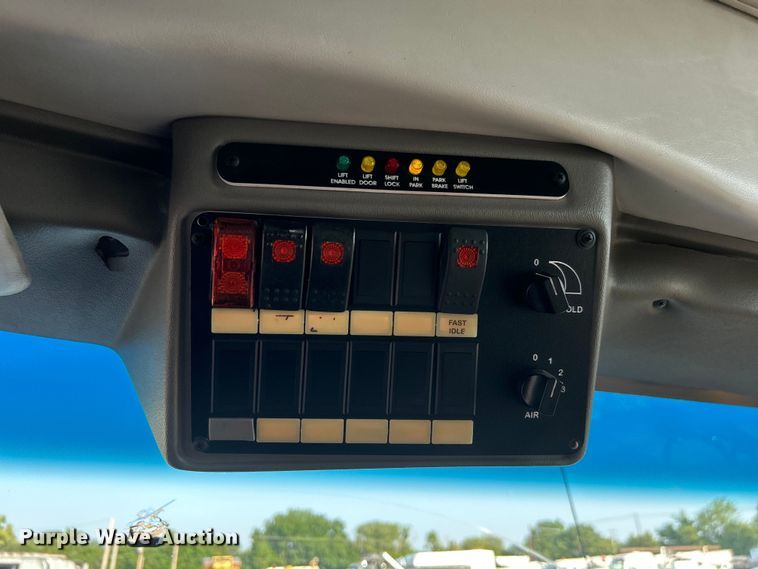 image for item EG0813 2017 Ford E350 Super Duty  shuttle bus