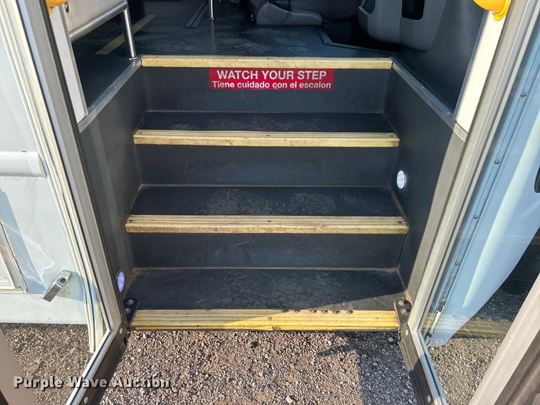 image for item EG0813 2017 Ford E350 Super Duty  shuttle bus