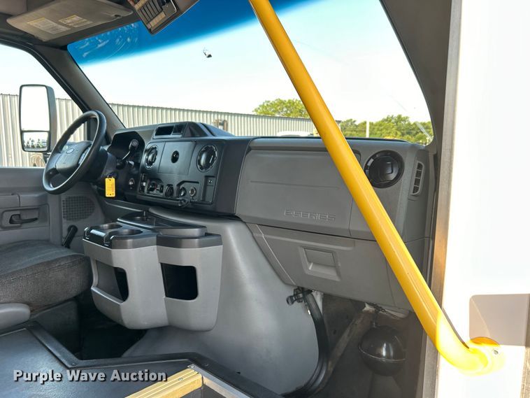 image for item EG0813 2017 Ford E350 Super Duty  shuttle bus