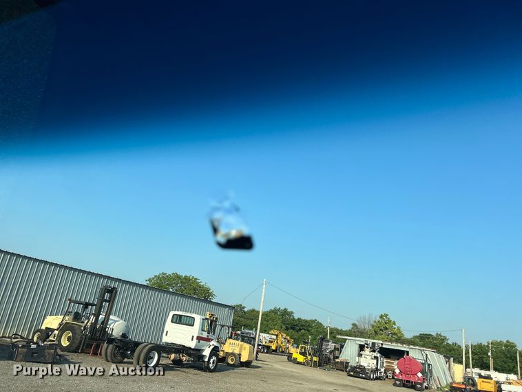 image for item EG0813 2017 Ford E350 Super Duty  shuttle bus