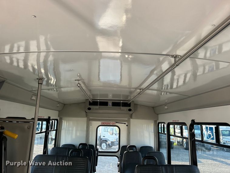 image for item EG0813 2017 Ford E350 Super Duty  shuttle bus