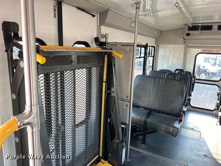 image for item EG0813 2017 Ford E350 Super Duty  shuttle bus