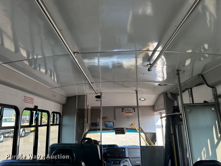 image for item EG0813 2017 Ford E350 Super Duty  shuttle bus