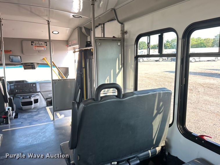 image for item EG0813 2017 Ford E350 Super Duty  shuttle bus