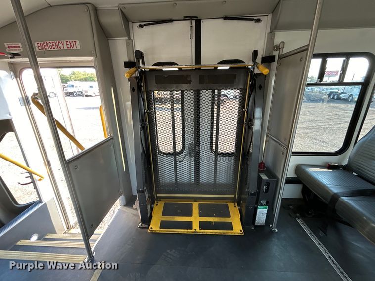 image for item EG0813 2017 Ford E350 Super Duty  shuttle bus