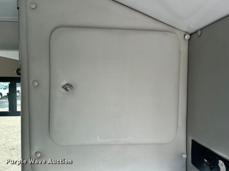 image for item EG0813 2017 Ford E350 Super Duty  shuttle bus