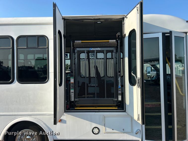 image for item EG0813 2017 Ford E350 Super Duty  shuttle bus