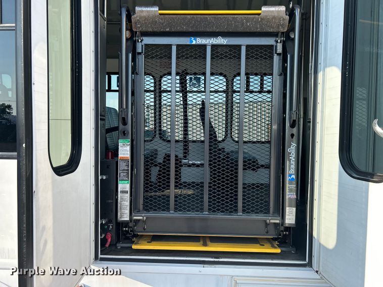 image for item EG0813 2017 Ford E350 Super Duty  shuttle bus