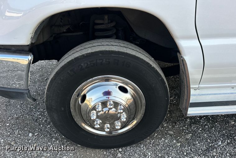 image for item EG0813 2017 Ford E350 Super Duty  shuttle bus